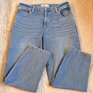 Abercrombie Curve The Mom High Rise Size 8Short